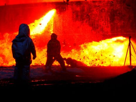 Пожежу на нафтобазі у Львові рятувальники гасили протягом усієї ночі