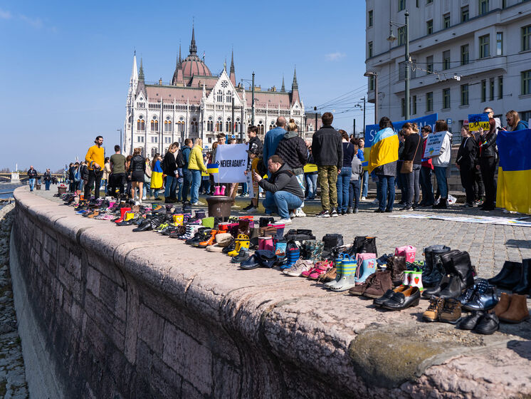 У Будапешті біля меморіалу "Взуття на березі Дунаю" відбулася акція пам'яті вбитих маріупольців