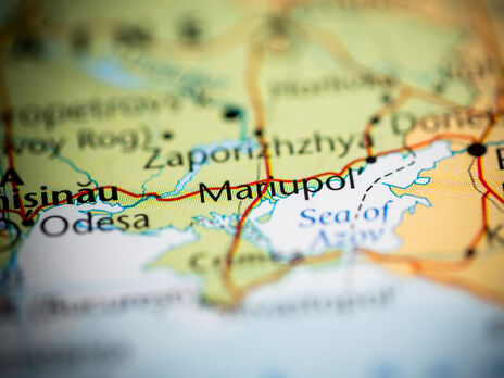 В Мариуполь заезжают российские пропагандисты и под камеры раздают голодным людям шоколадки – 