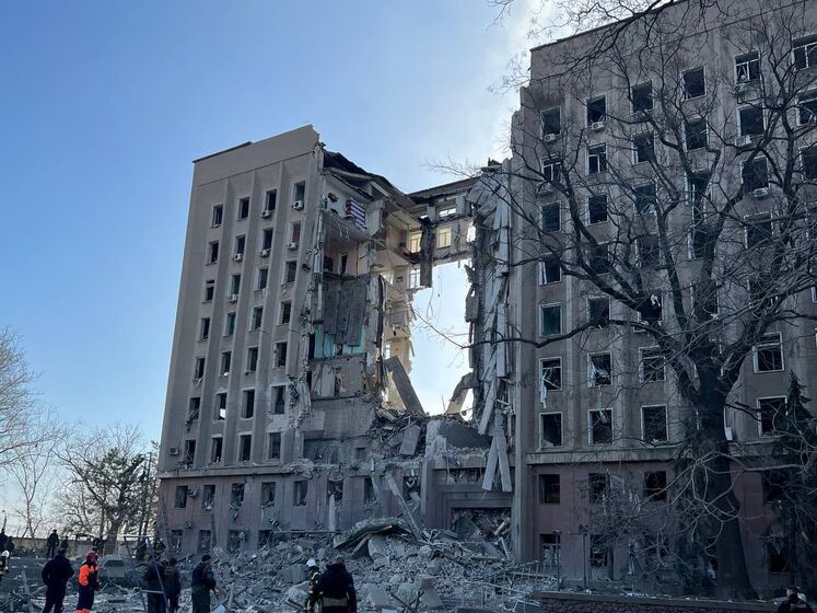 Оккупанты обстреляли Николаевскую ОГА. Разрушена секция здания с первого по девятый этаж