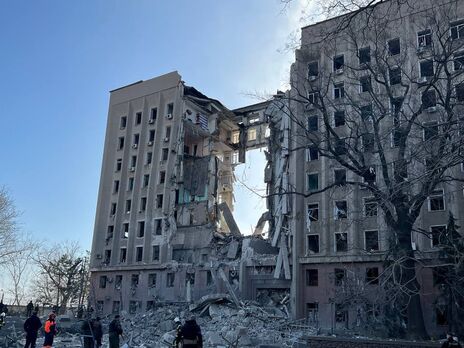 Оккупанты обстреляли Николаевскую ОГА. Разрушена секция здания с первого по девятый этаж
