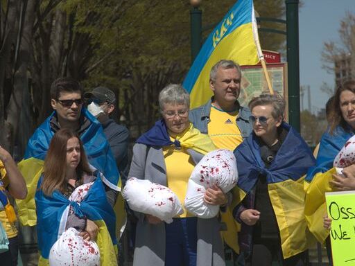 Марши украинских матерей прошли в разных странах мира. В Берлине перед посольством РФ повесили 136 пар детских носков