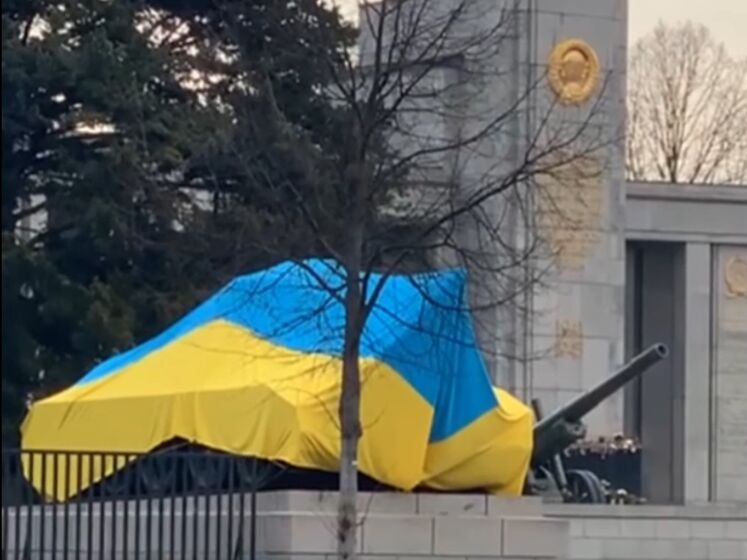 В Берлине накрыли флагом Украины два советских танка на мемориале Второй мировой. Посольство РФ назвало это "осквернением" памятника
