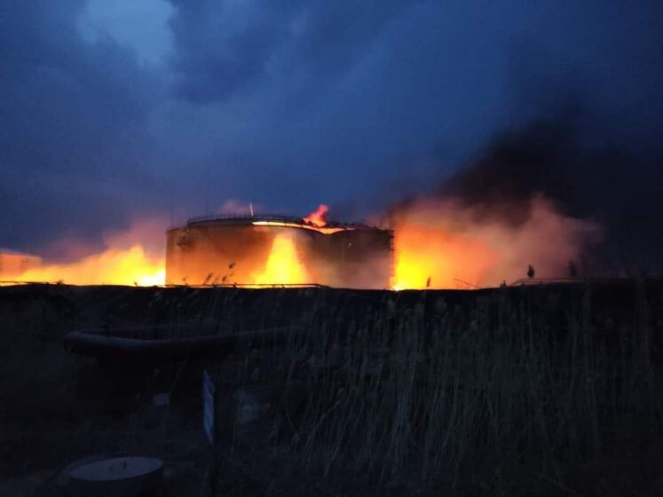 Десятки житлових будинків, школа та нафтове сховище горять у Луганській області через обстріл