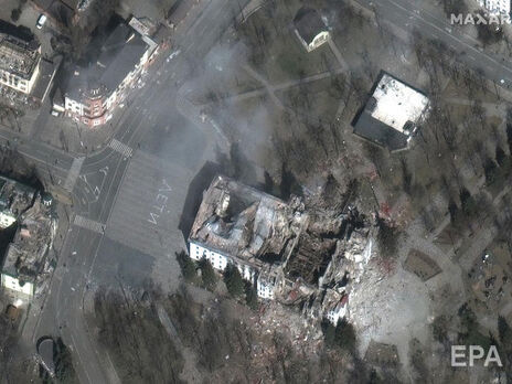 На супутникових знімках компанії Maxar Technologies видно, що удару по театру в Маріуполі завдали з повітря