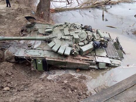 У Сумській області з річки дістали російський танк, який затонув разом з екіпажем