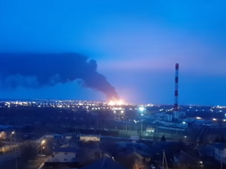 В российском Белгороде горит нефтебаза