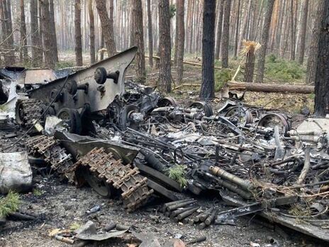 Оккупанты уничтожают собственную боевую технику и выдают ее за 