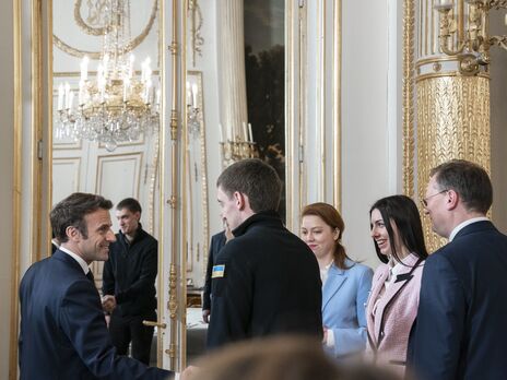 Макрон принял в Елисейском дворце мэра Мелитополя. После встречи президент Франции написал твит на украинском