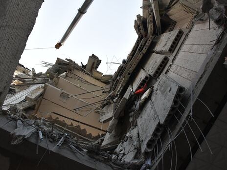 В результате попадания ракеты произошло разрушение центральной секции здания Николаевской ОГА с первого по девятый этаж