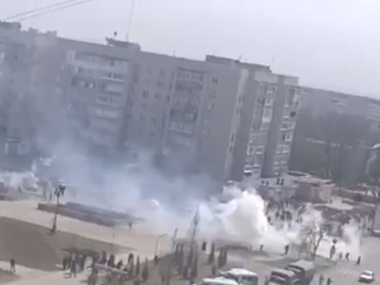 Жители оккупированного Энергодара вышли на мирный митинг, в городе прогремели взрывы