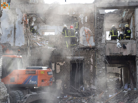 Спасатели продолжают работы в обрушившемся здании