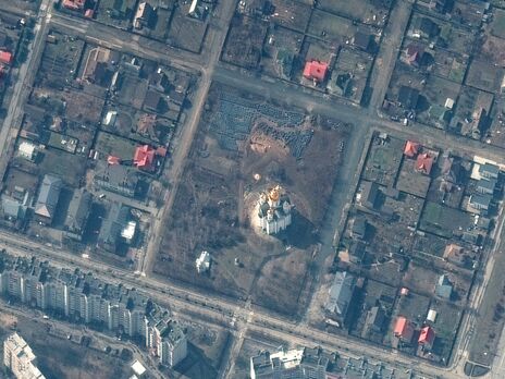 Maxar опублікувала супутникові знімки території Храму всіх святих у Бучі. Там знайшли масові поховання жертв російських окупантів