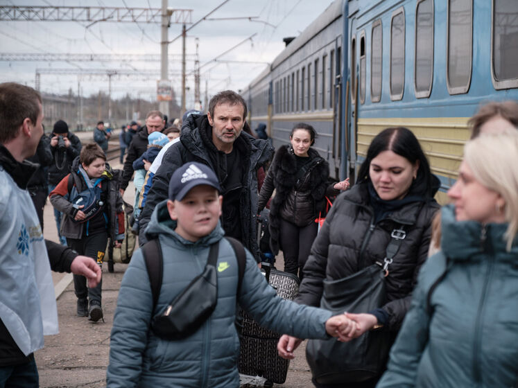 Вакарчук на вокзалі Краматорська проводжав людей, яких евакуювали до Львова
