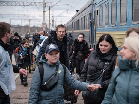 Вакарчук на вокзале Краматорска провожал людей, которых эвакуируют во Львов