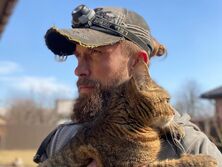 "В такое черное время особенно приятно видеть таких светлых людей". "Котомамуля" Суровцев показал, как спасает брошенных животных. Видео