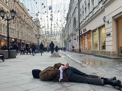 У Москві невідомий провів одиночну акцію, лежачи зі зв'язаними руками. У такій позі знаходили жертв звірств російських окупантів у Бучі