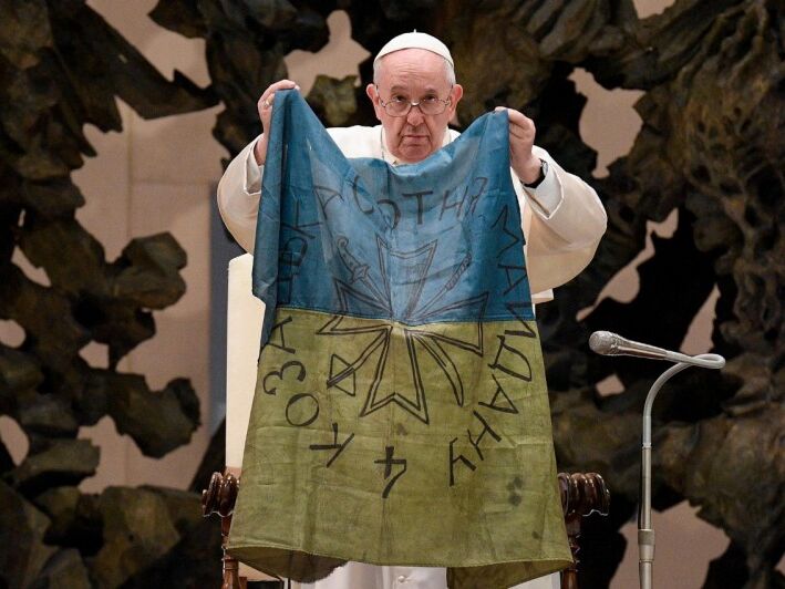 Папа римский осудил убийства мирных украинцев и поцеловал флаг, который ему привезли из Бучи