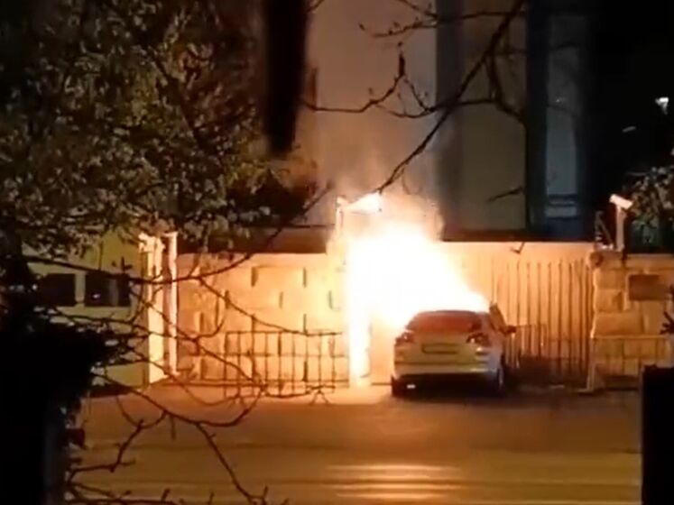 У паркан посольства Росії в Бухаресті врізався автомобіль. Водій загинув