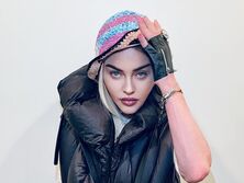 "Моя черга стікати кров'ю для моєї матері". 63-річна Мадонна показала, як їй роблять нове татуювання