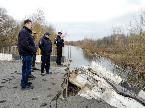 Утікаючи із сіл Житомирської області, російські окупанти підірвали два мости, зазначив Бунечко (ліворуч)