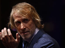 Режисер "Армагеддону" Бей відмовився обговорювати скандал за участю Сміта, нагадавши, що в цей час в Україні вбивають дітей