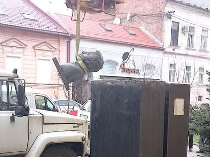 В центре Мукачево гуляет совершенно голый мужчина (ВИДЕО 18)