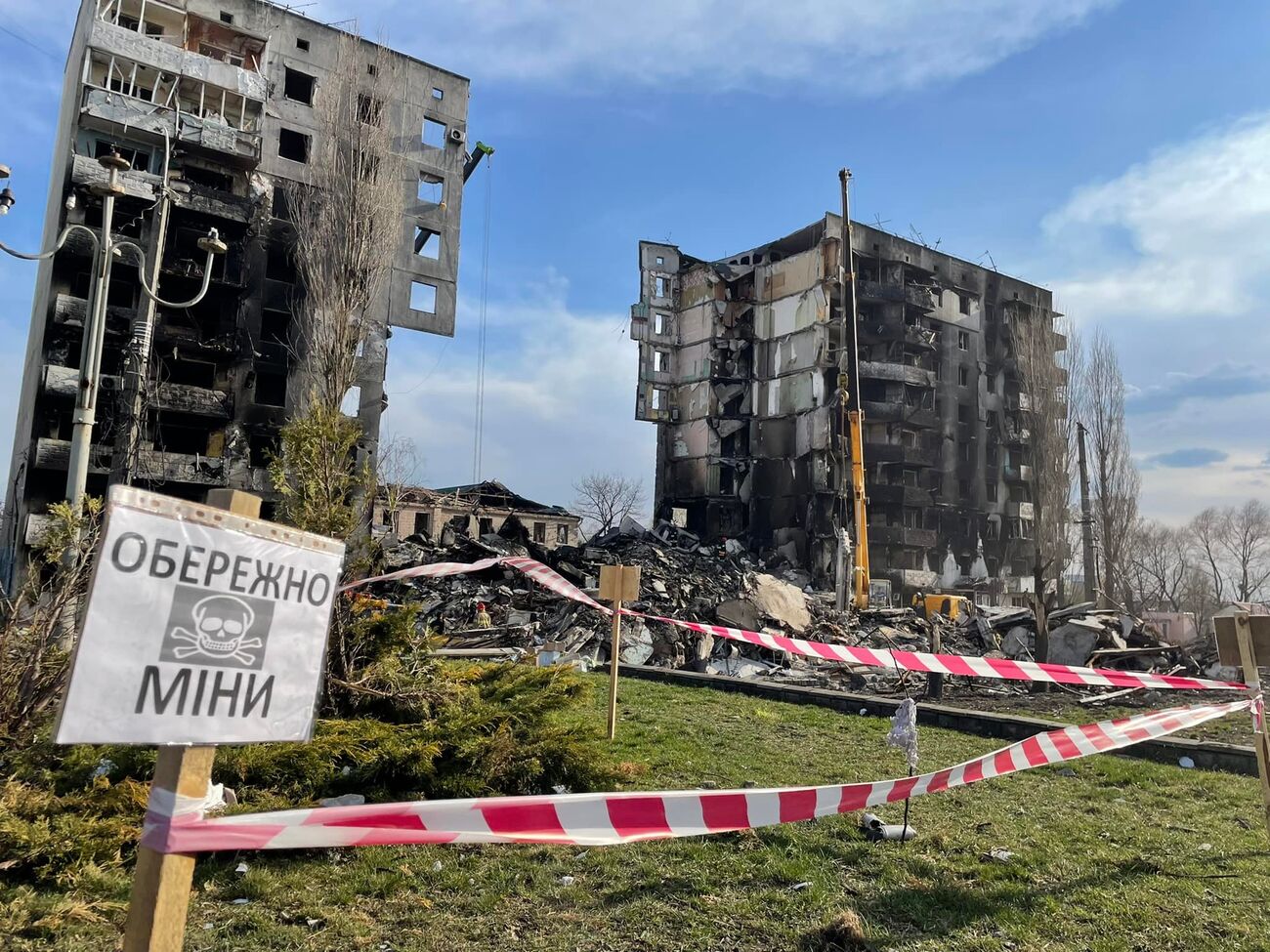 В Бородянке разбирают завалы разбомбленных зданий. Только из-под двух домов  достали 26 тел