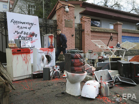 Унитаз, компьютер, стиральная машина и собачья будка. Под консульство РФ во Львове принесли вещи, которые воруют оккупанты в Украине. Фоторепортаж