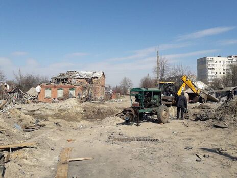 Розбір завалів на одній із вулиць розбомбленої окупантами Охтирки Сумської області