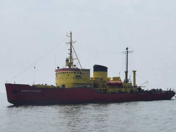 Полк "Азов": Российские оккупанты обстреляли стоящий в порту Мариуполя ледокол, есть погибший и раненые
