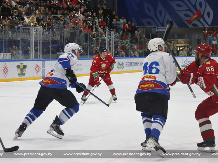 Лукашенка вдарили по обличчю ключкою під час гри у хокей. Відео