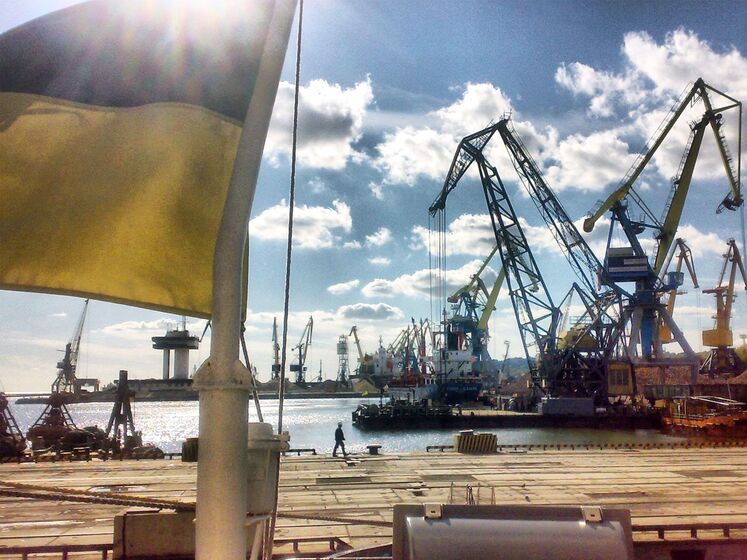 Окупанти цинічно запропонували евакуювати в РФ екіпажі суден, які вони обстрілювали в Маріуполі – полк "Азов"