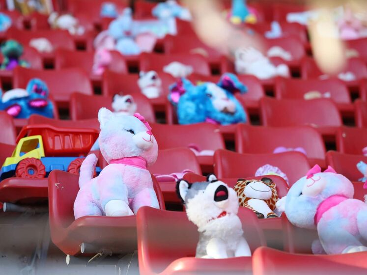 На благодійному матчі "Шахтаря" у Греції виклали 176 іграшок на згадку про вбитих Росією дітей в Україні