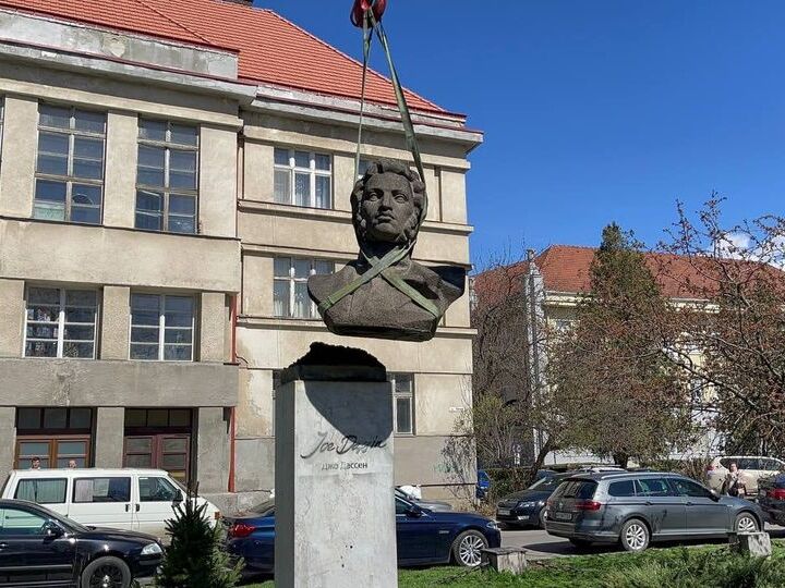 У Тернополі та Ужгороді демонтували пам'ятники Пушкіну. Відео