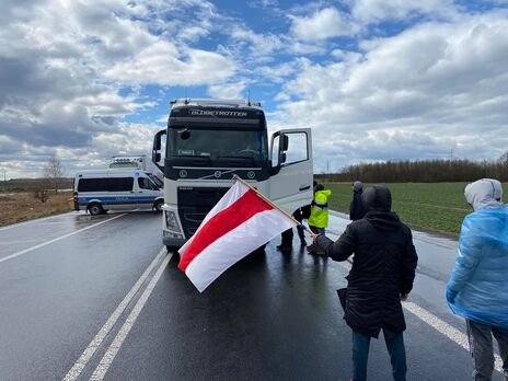 Польские и украинские активисты блокировали проезд фур с белорусскими и российскими номерами с середины марта