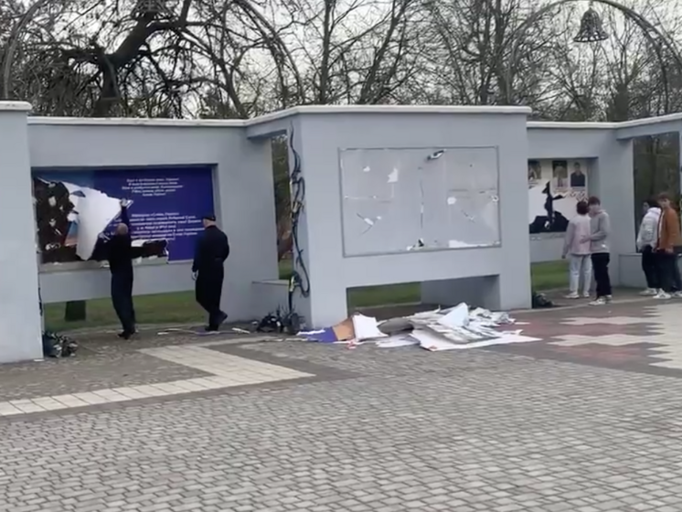 В Херсоне оккупанты уничтожили мемориал "Слава Украине", а в Мелитополе подняли флаги РФ