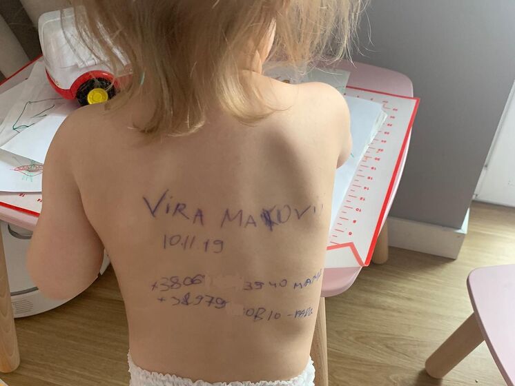 "Один із символів війни". Українка, яка написала на спині дворічної доньки контакти, розповіла свою історію