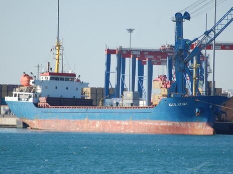 Российские оккупанты захватили в порту Мариуполя экипаж еще одного гражданского судна – Денисова