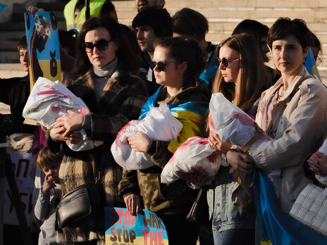 В Европе и США прошла волна Маршей матерей. Женщины почтили память убитых россиянами детей в Украине. Фоторепортаж