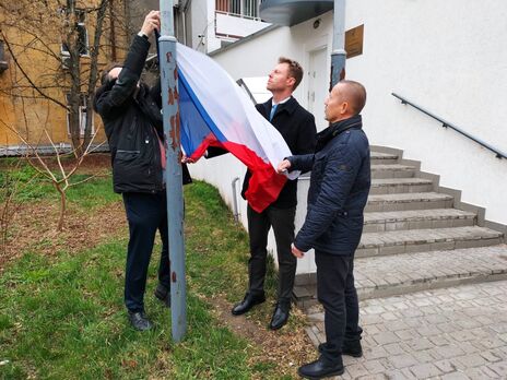 У чеському посольстві заявили, що Чехія "стояла і завжди буде стояти пліч-о-пліч з Україною"