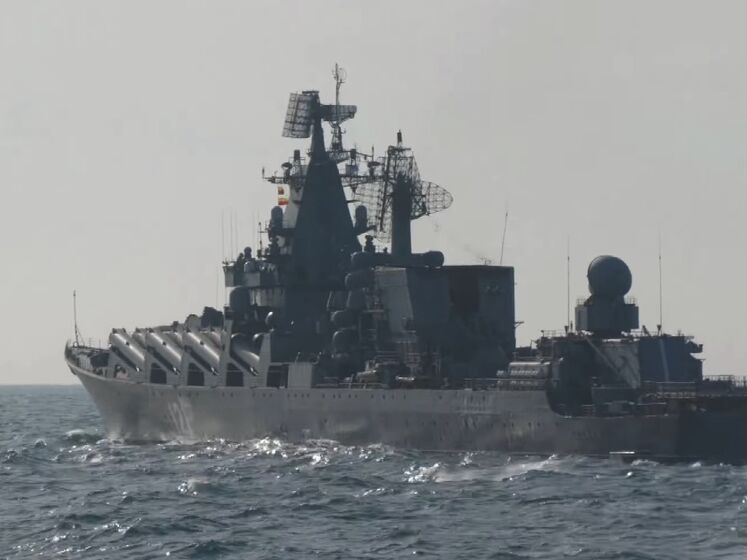 В Пентагоне заявили, что на крейсере "Москва" произошел как минимум один мощный взрыв, но судно самостоятельно двигалось через Черное море