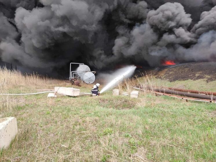 Російські окупанти обстріляли у Лисичанську нафтопереробний завод – ОВА