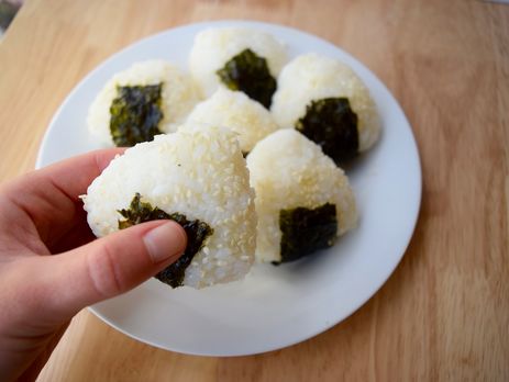 В Японии умер участник конкурса по поеданию онигири на скорость