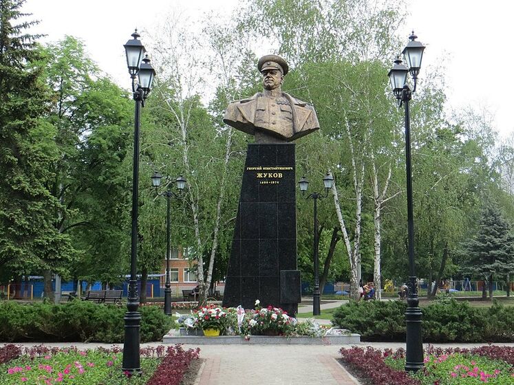 "Путін хотів справжньої декомунізації – він її отримав!" У Харкові демонтували пам'ятник Жукову