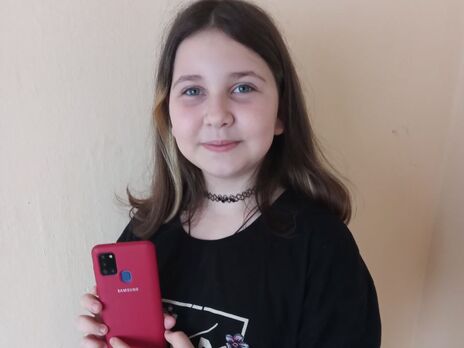 Українські військовослужбовці повернули 10-річній дівчинці телефон, який у неї забрав окупант