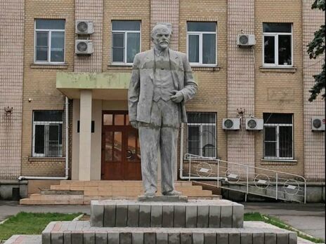 В окупованому Генічеську росіяни встановлюють пам'ятник Леніну