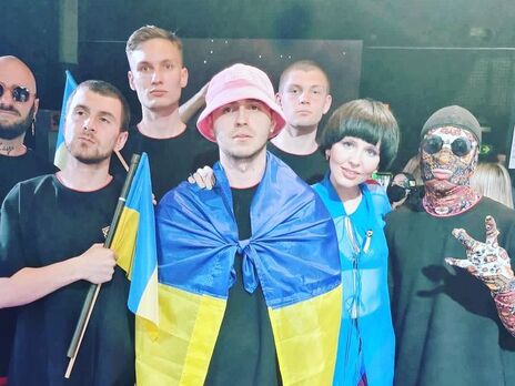 Моніка Лю (друга праворуч) підтримала Україну, виконавши "Ой, у лузі червона калина" з Музичуком (другий ліворуч)