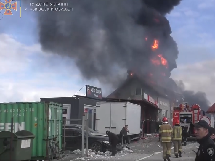 У Львові рятувальники загасили пожежу на СТО, яка виникла після обстрілу окупантами