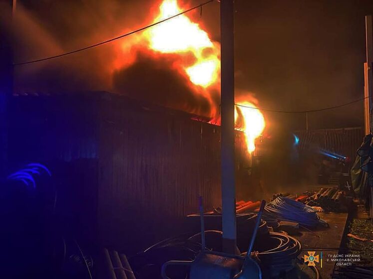В Николаеве в результате ночных обстрелов горел жилой дом и складское помещение – ГСЧС